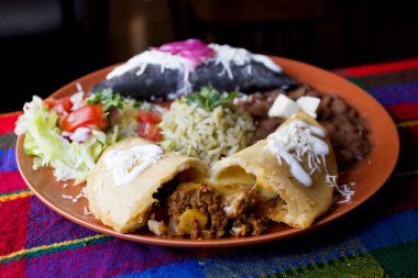 Meksika karışık tabağı ile doldurulmuş mısır Empanadas