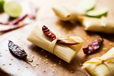 Tamale, İspanyol tamal 'i, geleneksel Mezoamerikan masadan yapılmış, nixtamated mısırdan yapılmış, muz ya da mısır yaprağında buharda pişirilmiş bir hamurdur..