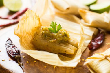Tamale, İspanyol tamal 'i, geleneksel Mezoamerikan masadan yapılmış, nixtamated mısırdan yapılmış, muz ya da mısır yaprağında buharda pişirilmiş bir hamurdur..