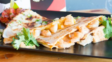 Quesadilla, mısır veya buğday tortillasından oluşan ve bölgeye bağlı olarak peynirle veya diğer malzemelerle doldurulabilen bir Meksika yemeğidir..