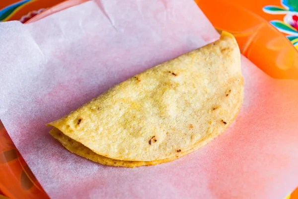 墨西哥玉米片是墨西哥的一道菜 由玉米或小麦玉米片组成 折叠成两半 可根据地区的不同 加入奶酪或其他配料 — 图库照片