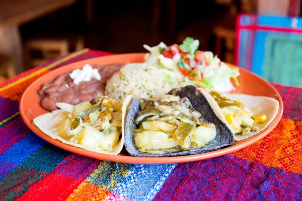 Três Tacos Taco Uma Comida Tradicional Mexicana Que Consiste Uma — Fotografia de Stock
