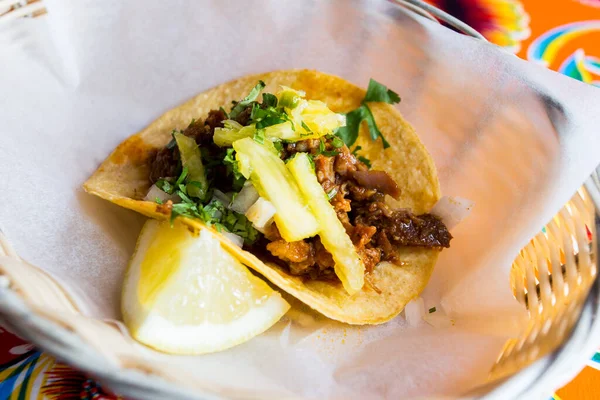 Taco Hovězím Ananasem Taco Tradiční Mexické Jídlo Skládající Malé Ručně — Stock fotografie