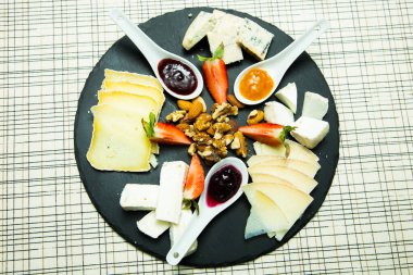 Gorgonzola, manchego, brie ve mozzarella gibi çeşitli Avrupa peynirleri.