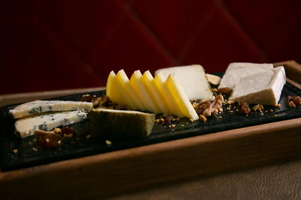 分发各种欧洲奶酪 如Gorgonzola Manchego Brie和Mozzarella — 图库照片