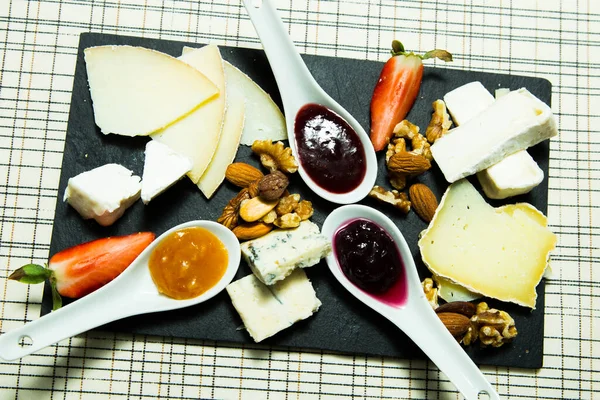 ゴルゴンゾーラ マンチェゴ ブリー モッツァレラなどのヨーロッパチーズの盛り合わせ — ストック写真