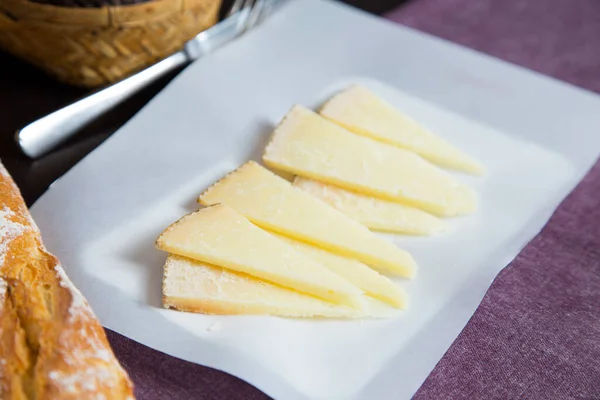 分发各种欧洲奶酪 如Gorgonzola Manchego Brie和Mozzarella — 图库照片