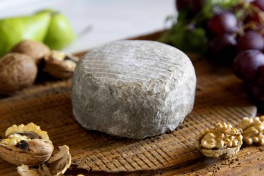 Tahtadaki organik İspanyol esnaf peyniri..