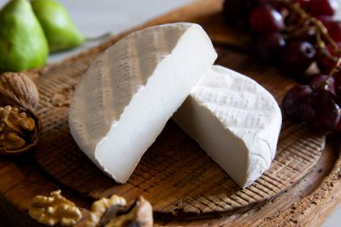 Tahtadaki organik İspanyol esnaf peyniri..