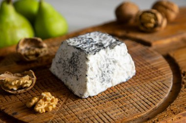 Tahtadaki organik İspanyol esnaf peyniri..