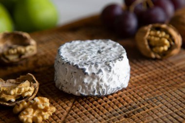 Tahtadaki organik İspanyol esnaf peyniri..