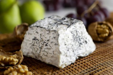 Tahtadaki organik İspanyol esnaf peyniri..