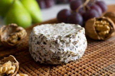 Tahtadaki organik İspanyol esnaf peyniri..