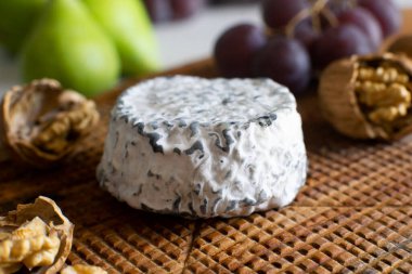 Tahtadaki organik İspanyol esnaf peyniri..