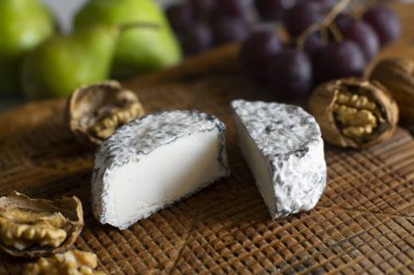 Tahtadaki organik İspanyol esnaf peyniri..