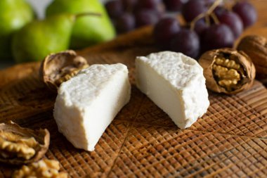 Tahtadaki organik İspanyol esnaf peyniri..