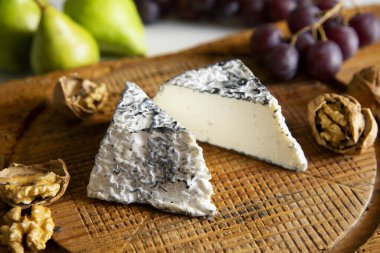 Tahtadaki organik İspanyol esnaf peyniri..