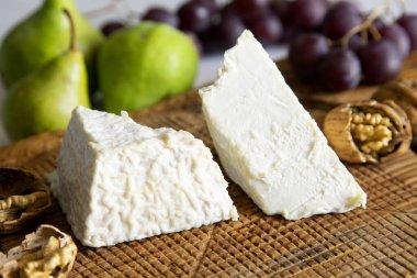 Tahtadaki organik İspanyol esnaf peyniri..