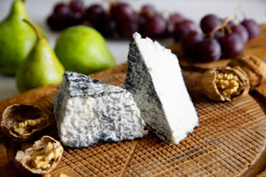 Tahtadaki organik İspanyol esnaf peyniri..