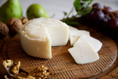 Tahtadaki organik İspanyol esnaf peyniri..