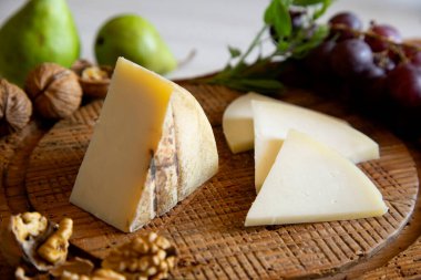 Tahtadaki organik İspanyol esnaf peyniri..