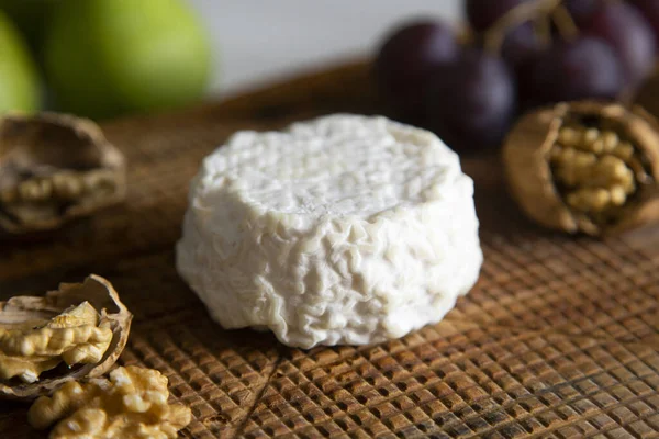 Tahtadaki organik İspanyol esnaf peyniri..