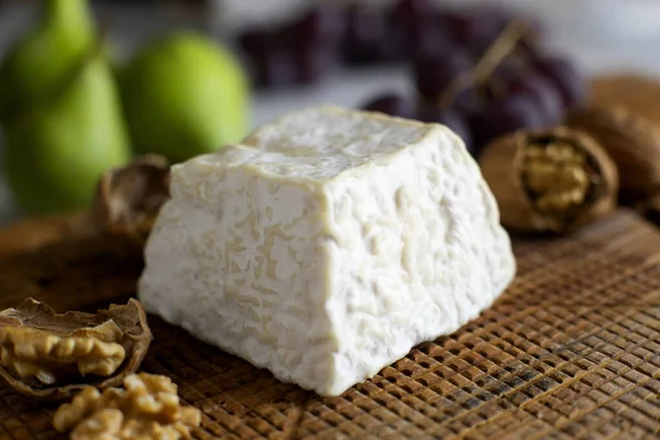 Tahtadaki organik İspanyol esnaf peyniri..