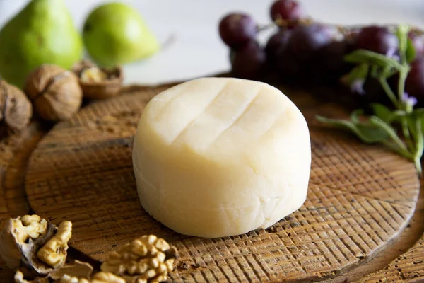Organický Španělský Řemeslný Sýr Dřevěné Desce — Stock fotografie