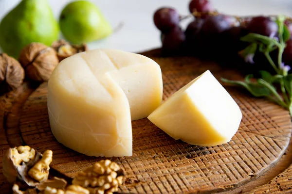 Spanischer Bio Käse Auf Einem Holzbrett — Stockfoto