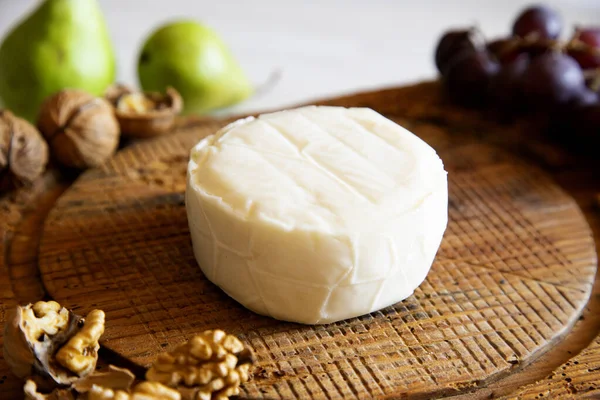 Organický Španělský Řemeslný Sýr Dřevěné Desce — Stock fotografie