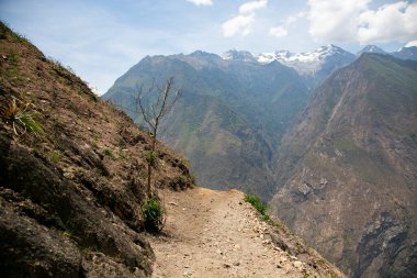 Apurmac Kanyonu 'ndan geçerek Peru' daki İnka arkeolojik alanı olan Choquequirao harabelerine gidin. Machu Picchu 'ya benzer bir yapı.