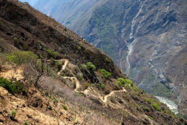 Apurmac Kanyonu 'ndan geçerek Peru' daki İnka arkeolojik alanı olan Choquequirao harabelerine gidin. Machu Picchu 'ya benzer bir yapı.