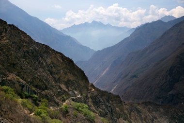 Apurmac Kanyonu 'ndan geçerek Peru' daki İnka arkeolojik alanı olan Choquequirao harabelerine gidin. Machu Picchu 'ya benzer bir yapı.