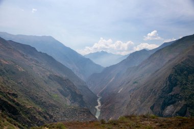 Apurmac Kanyonu 'ndan geçerek Peru' daki İnka arkeolojik alanı olan Choquequirao harabelerine gidin. Machu Picchu 'ya benzer bir yapı.