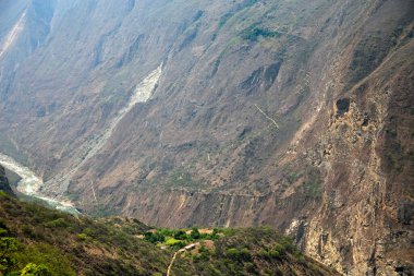 Apurmac Kanyonu 'ndan geçerek Peru' daki İnka arkeolojik alanı olan Choquequirao harabelerine gidin. Machu Picchu 'ya benzer bir yapı.