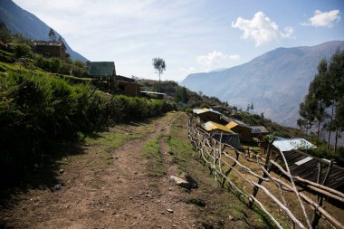 Apurmac Kanyonu 'ndan geçerek Peru' daki İnka arkeolojik alanı olan Choquequirao harabelerine gidin. Machu Picchu 'ya benzer bir yapı.