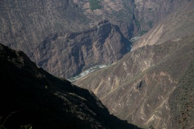 Apurmac Kanyonu 'ndan geçerek Peru' daki İnka arkeolojik alanı olan Choquequirao harabelerine gidin. Machu Picchu 'ya benzer bir yapı.