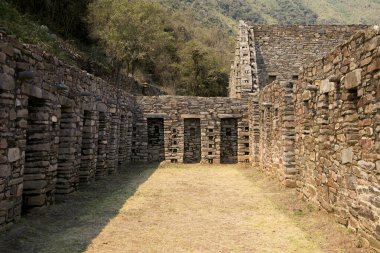 Choquequirao kalıntıları, Peru 'daki İnka arkeolojik alanı, Machu Picchu' ya benzer yapı ve mimari yapıda..
