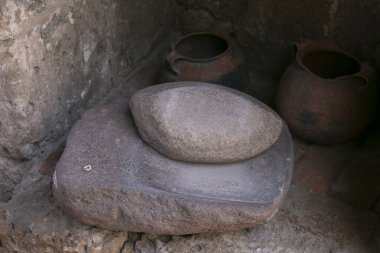 Batan, Peru ve Batı Bolivya 'da yiyecek öğütmek için kullanılan litik bir nesnedir..