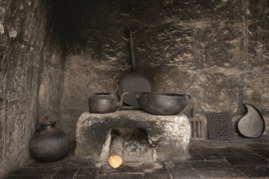 Arequipa, Peru 'daki Santa Catalina manastırından eski mutfak ve çatal bıçaklar..