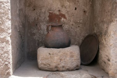 Arequipa, Peru 'daki Santa Catalina manastırından eski mutfak ve çatal bıçaklar..