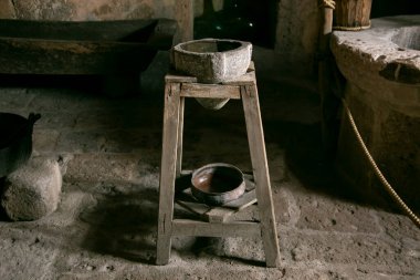 Arequipa, Peru 'daki Santa Catalina manastırından eski mutfak ve çatal bıçaklar..