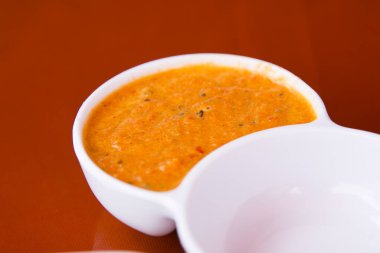 Lima 'daki Chorros balıkçılık limanında lezzetli bir Peru levreği hazırlıyorum..