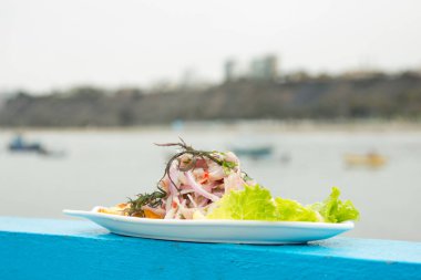Lima 'daki Chorros balıkçılık limanında lezzetli bir Peru levreği hazırlıyorum..