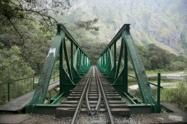 Machupicchu 'ya ulaşmak için Santa Teresa Hidroelectrica' dan Aguas Calientes 'e yürüyüş. Birkaç yürüyüşçüyle tren raylarını takip eden yol.