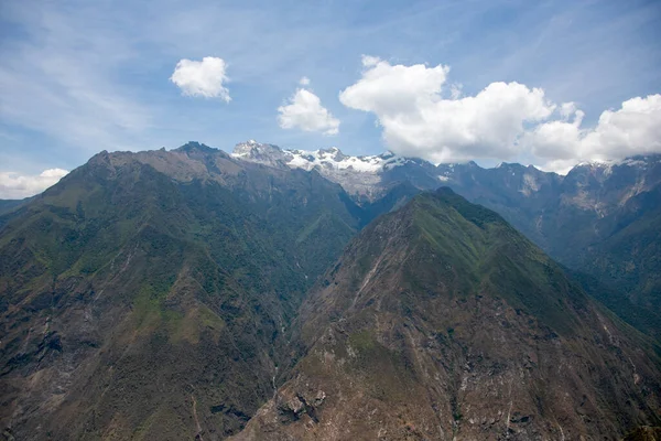 ペルーのインカ遺跡であるチョケイラオ遺跡へのアプルマック峡谷をハイキングし マチュピチュと似た構造をしています — ストック写真