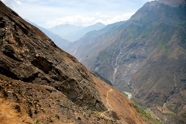 ペルーのインカ遺跡であるチョケイラオ遺跡へのアプルマック峡谷をハイキングし マチュピチュと似た構造をしています — ストック写真