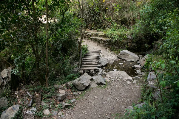 아푸락 협곡을 걸어서 고고학적 치라오 폐허에 이르기까지 구조는 마추픽추 비슷하다 — 스톡 사진