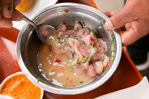 在利马Chorros渔港准备美味的秘鲁鲈鱼 — 图库照片