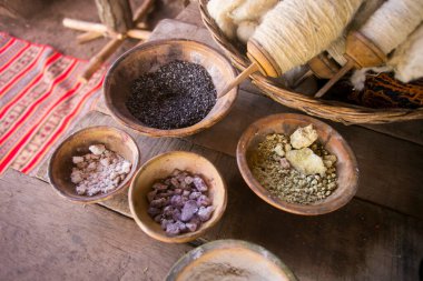 Peru 'daki yerli bir toplulukta tekstil zanaatı üretimi için malzeme.